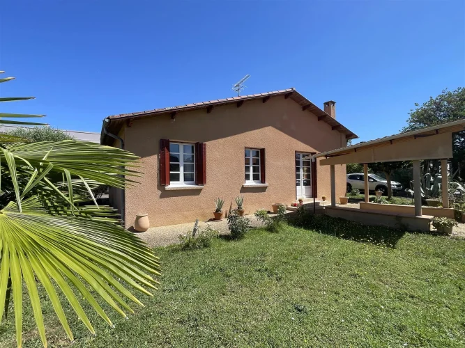 Detached House with Garden and Garage