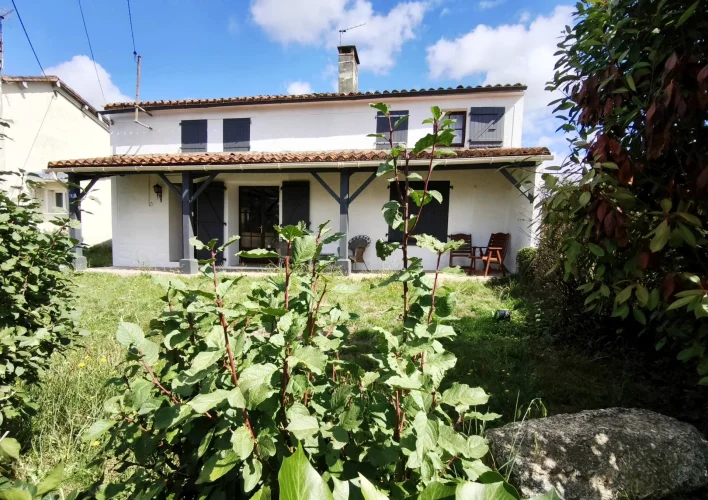 Charming Detached 4-Bedroom Home with Renovated Guest Annexe in Peaceful Hamlet Setting