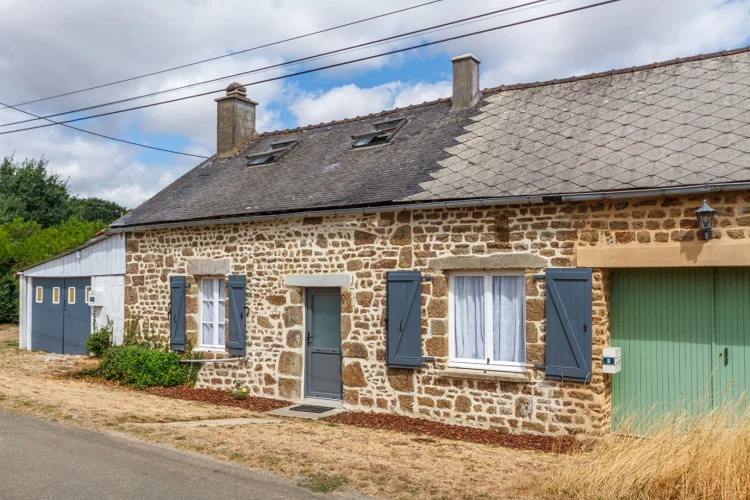 Mayenne: Charming Semi-Detached Cottage 2/3 Bedrooms, Enclosed Garden, Garage photo 2