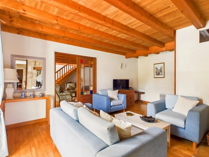 Pretty 4-Bedroom Home Full of Character photo 2