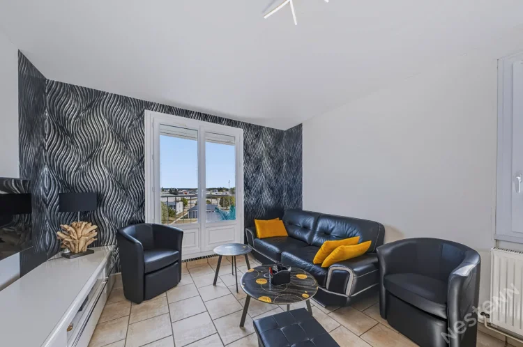 A Champforgeuil, Renovated 3-Room Apartment of 82 m² with Taste photo 4