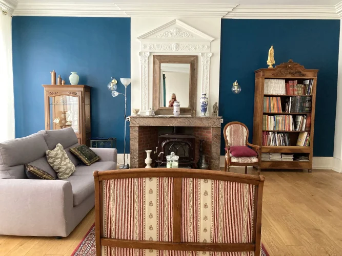 Superbly-Presented Stone Town House with Courtyard and Garage photo 4