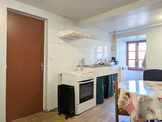In a Pretty Village, Building for Rent with Operating Commer photo 4