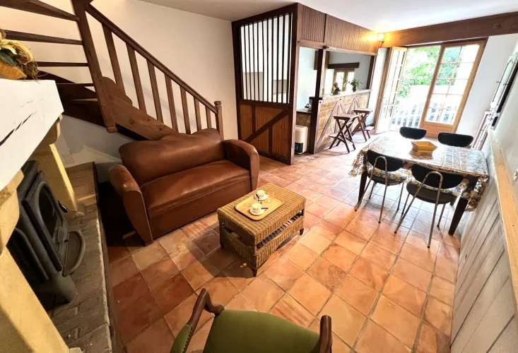 Plesant Stone Village House with Balcony in the Heart of Belves photo 3