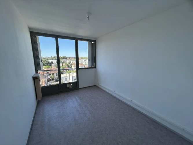 4-Room Apartment in Purpan District with Elevator photo 5