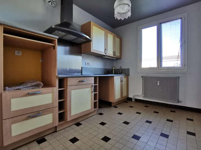 Charming Top-Floor 3-Room Apartment with Bright Living Space and Unobstructed View in Aubenas photo 2