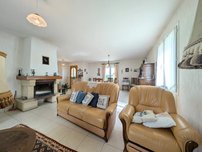 Ideally Located Near the Town Centre, Charming Detached Bung photo 4