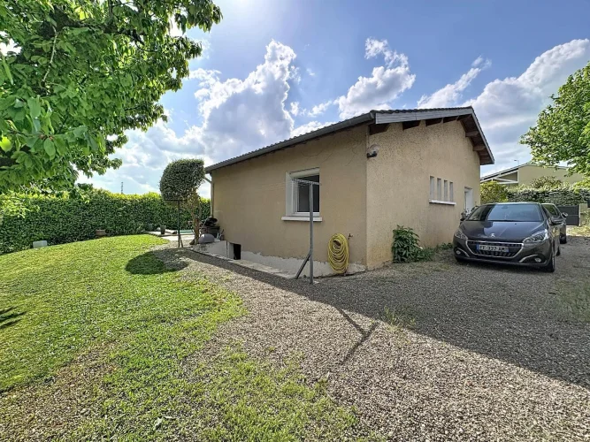 Single-Story Contemporary House with Pool in Auch, in a Quiet Residential Area photo 3