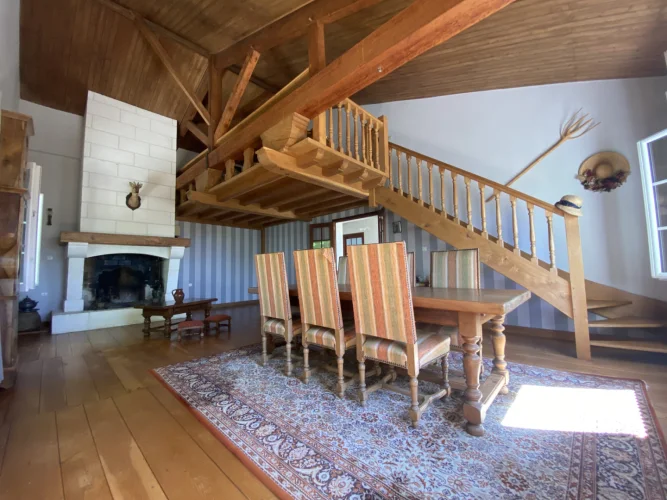 Property with Extensive Grounds. Shops and Railway Station Within Walking Distance. photo 4