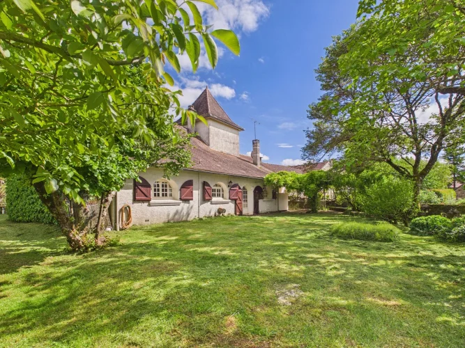 Spacious Character Family Home in Friendly Hamlet