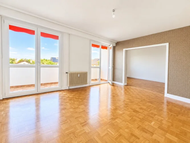 Beautiful 3-Bedroom Flat with Garage in Excellent Condition