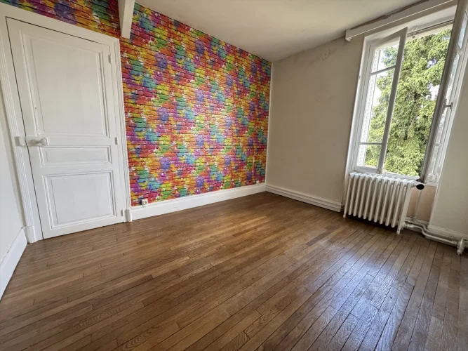 Charming 1930s House with Plenty of Potential photo 4
