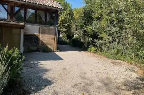 Charming Town-Centre House with Large Wooded Garden & Garage in L'isle-En-Dodon photo 3