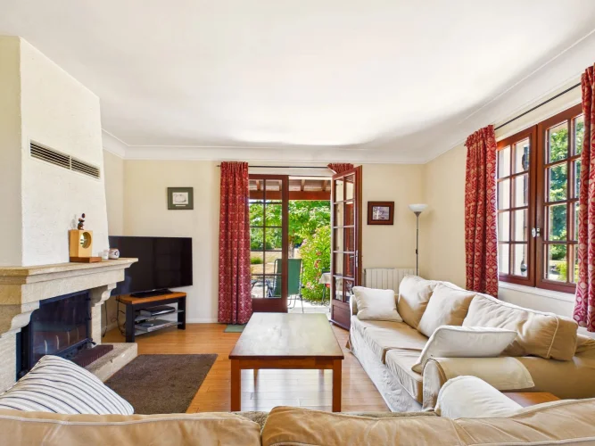 Pretty 3 Bed Single Storey Home photo 3