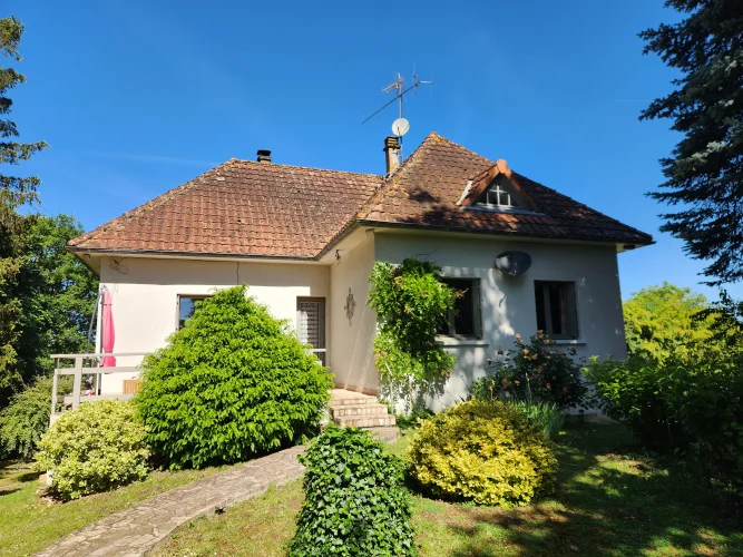 Pressac – Spacious 5-Bedroom Country Home with over One Hectare and Independent Living Potential