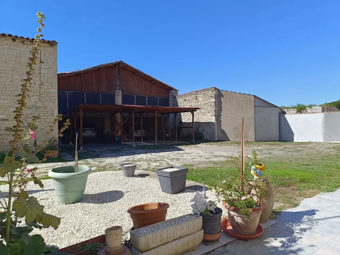 Large 5-6 Bedroom Townhouse with Parking and Lots of Potential photo 2