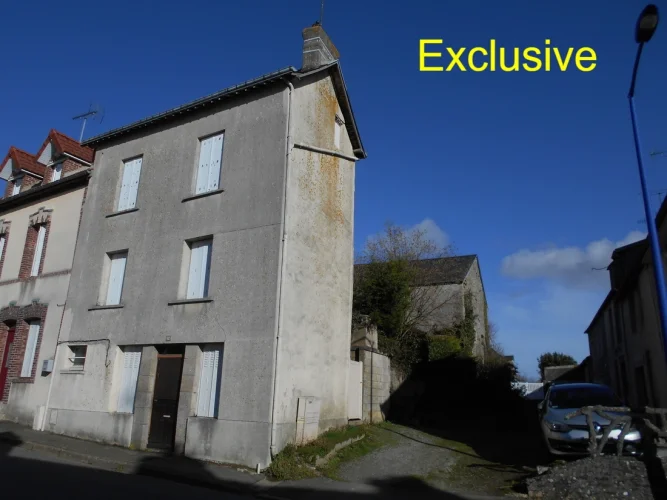 Priced to Sell Semi-Detached Town House. 2 Bedrooms. Garden. Requires Compete Renovation.